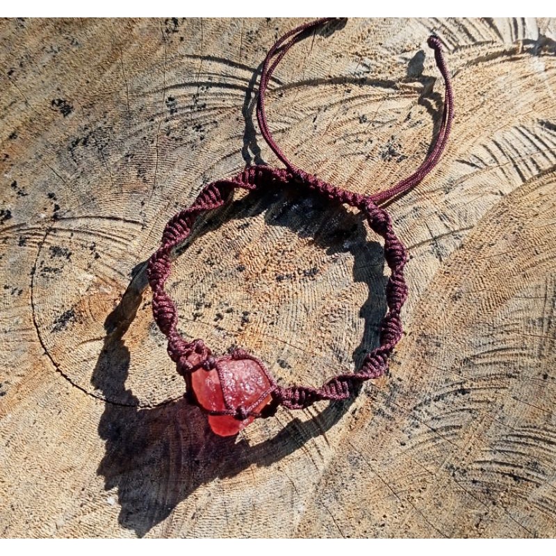 Vòng tay đan macrame đá strawberry