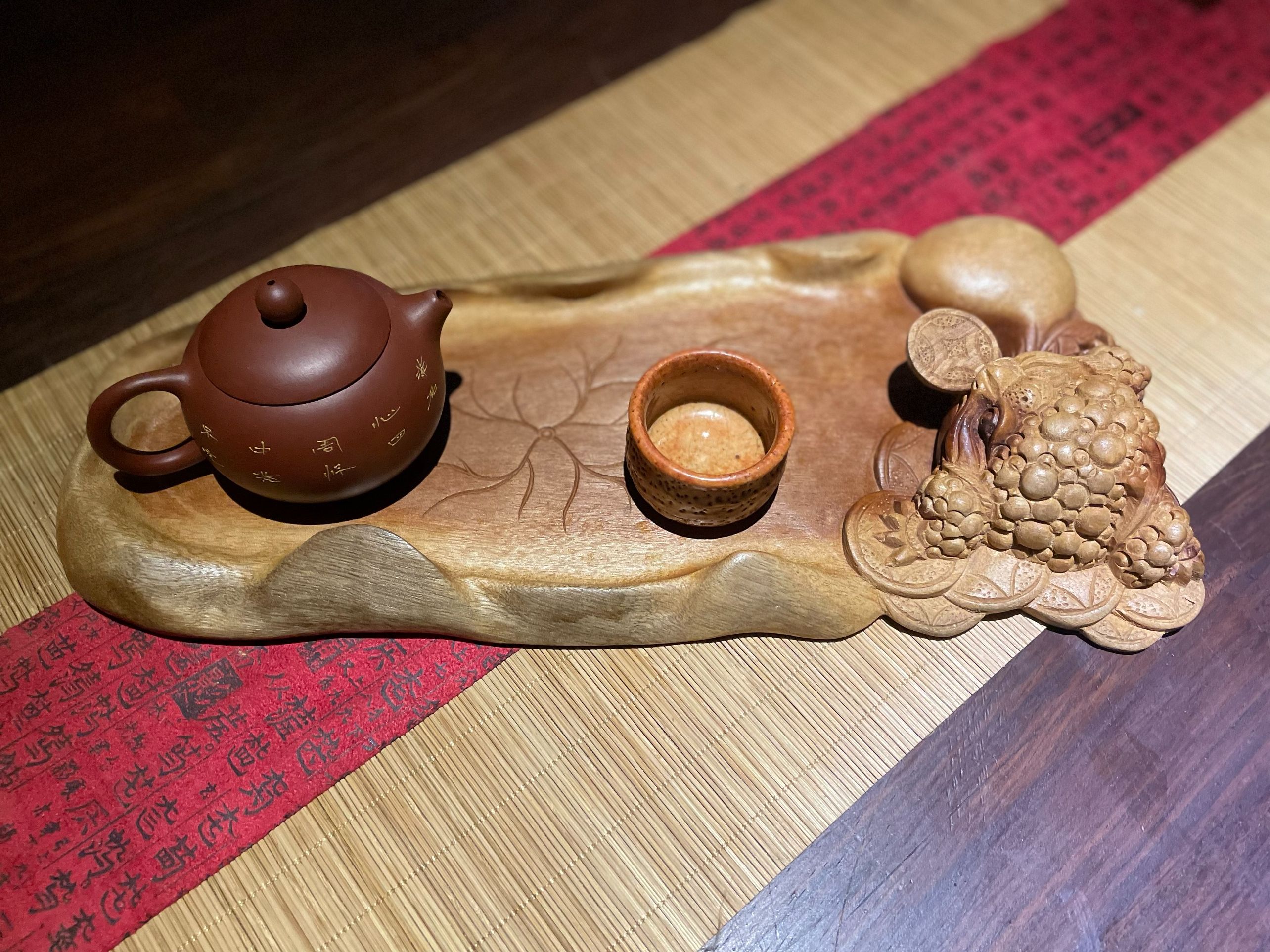 Khay Trà Gỗ Xá Xị (Dáng Lá Sen- Ngài Thiềm Thừ)