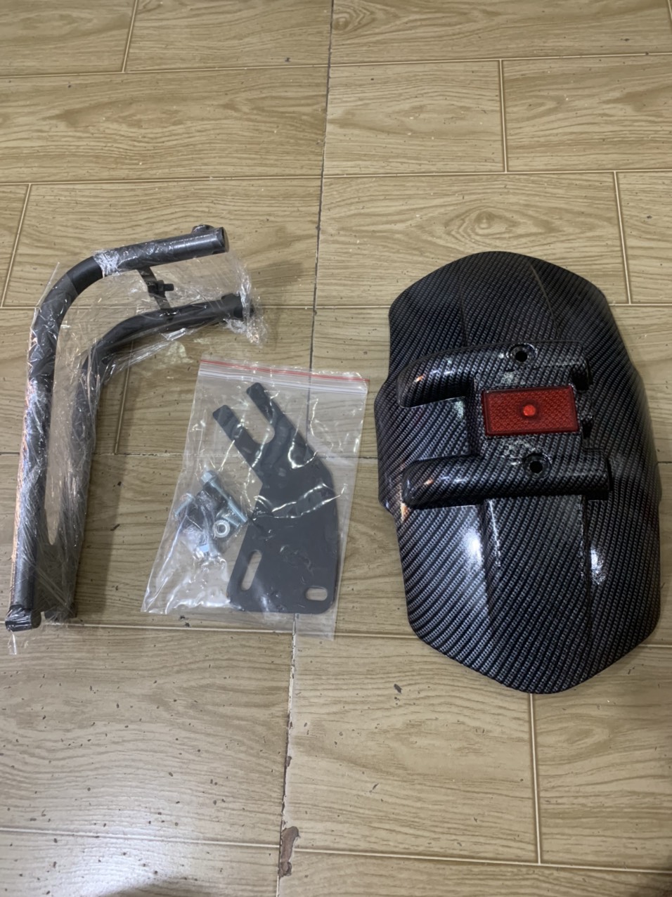 Chắn bùn sau kiểu moto màu CACBON gắn được nhiều xe máy