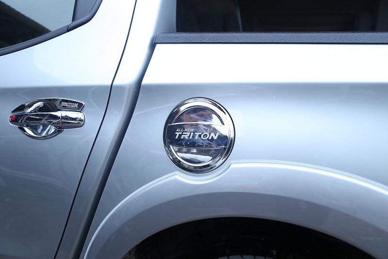 Ốp nắp xăng Triton