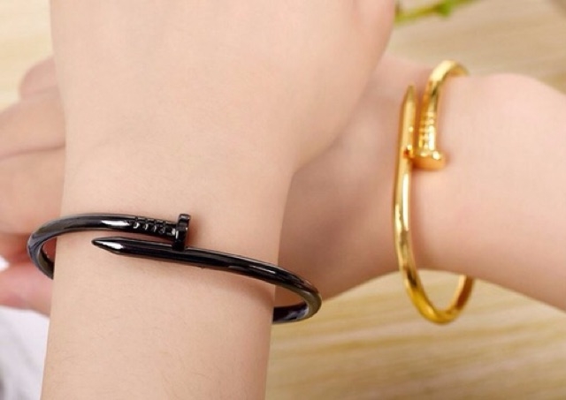 Vòng tay dạng đinh mạnh mẽ phong cách