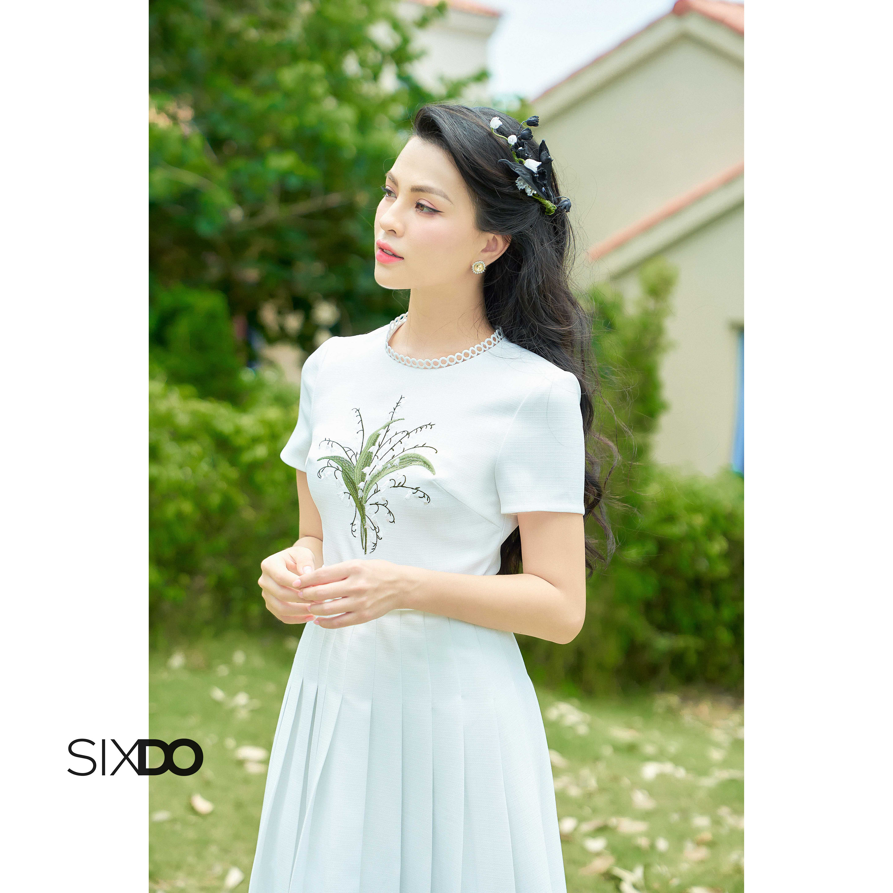 Đầm thô trắng xếp ly thêu hoa phối đai SIXDO (White Midi Raw Dress With Embroidered Flower)