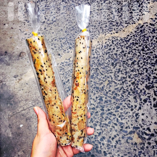 Bánh tráng nướng cuộn mắm ruốc