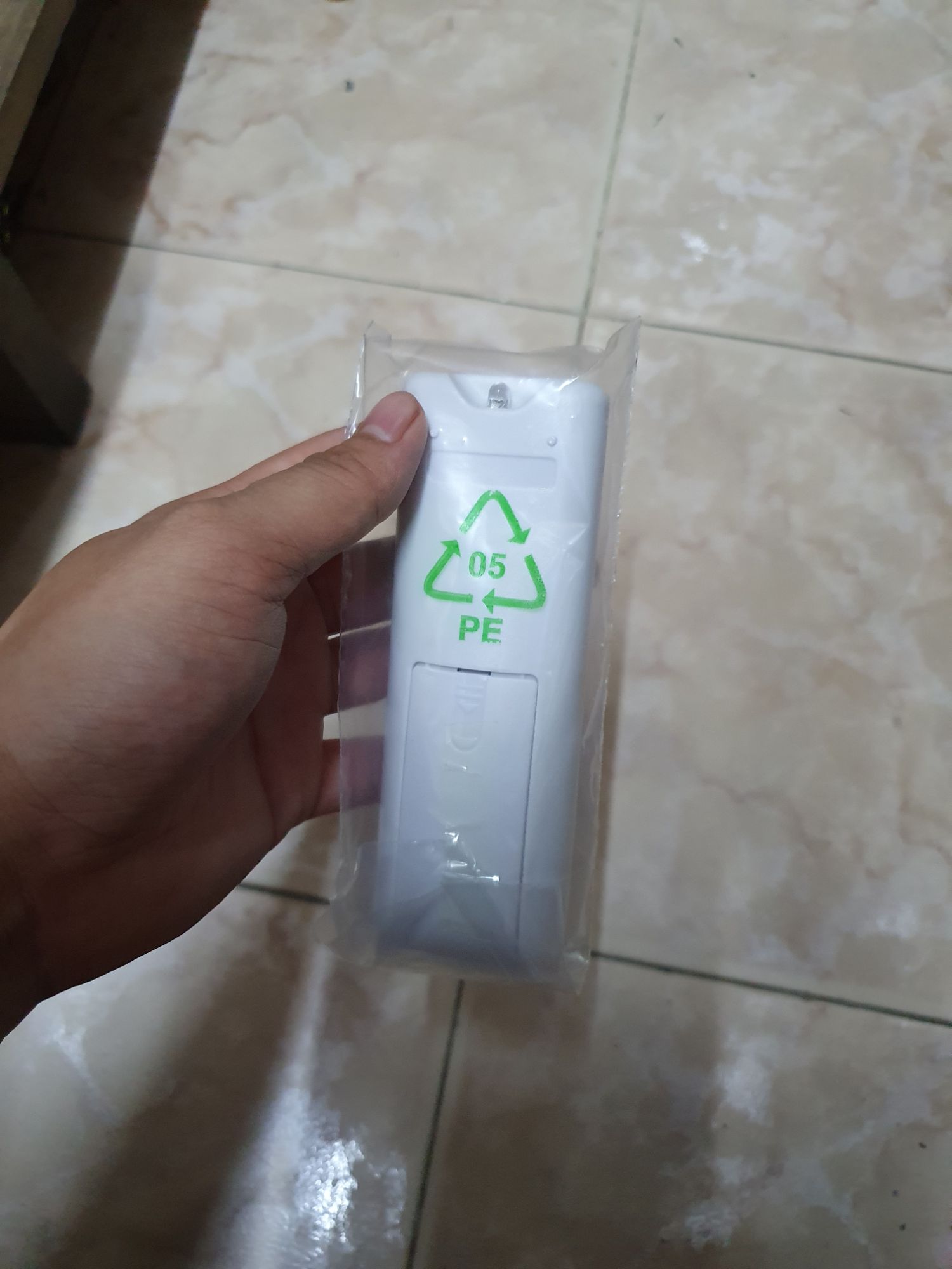điều khiển điều hòa sharp trắng