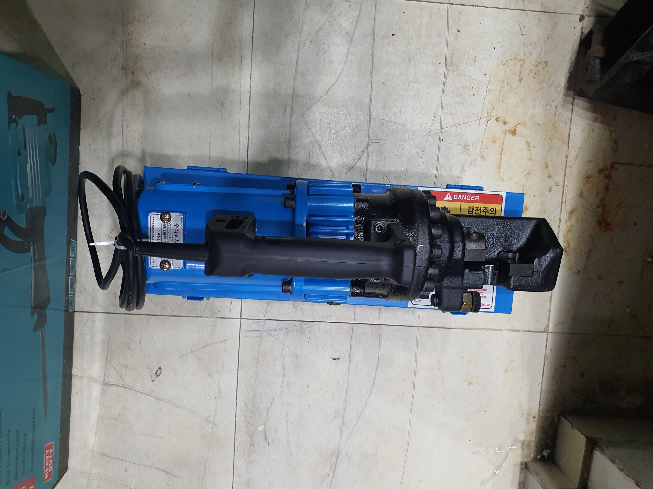 Máy Cắt Sắt Thủy Lực Cầm Tay Phi 25 Hàn Quốc ( mới 100%)