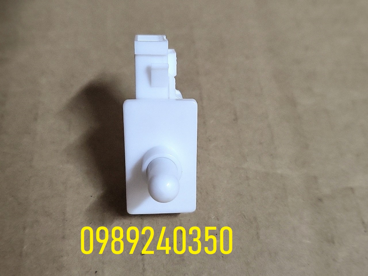 Công tắc cửa tủ lạnh Sharp 3 chân