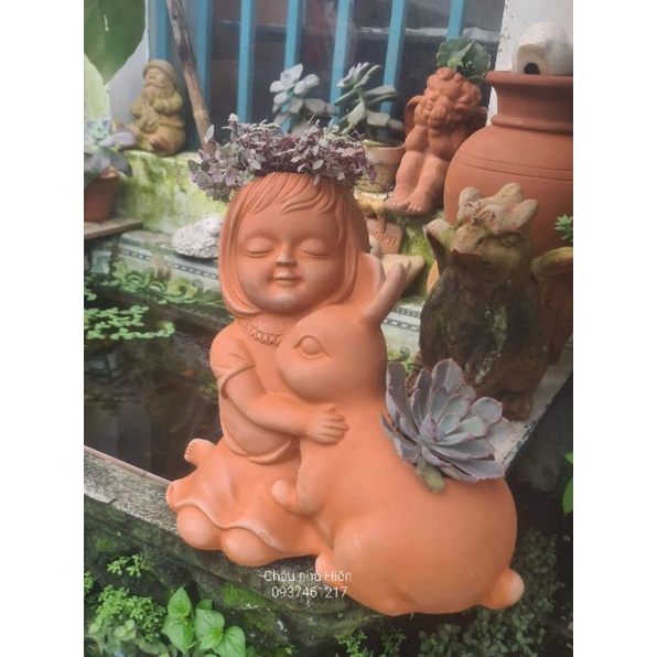 Chậu đất nung Bình Dương bé gái ôm thỏ