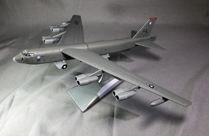 Mô hình máy bay B-52 Stratofortress Red Devils USAF tỉ lệ 1:200