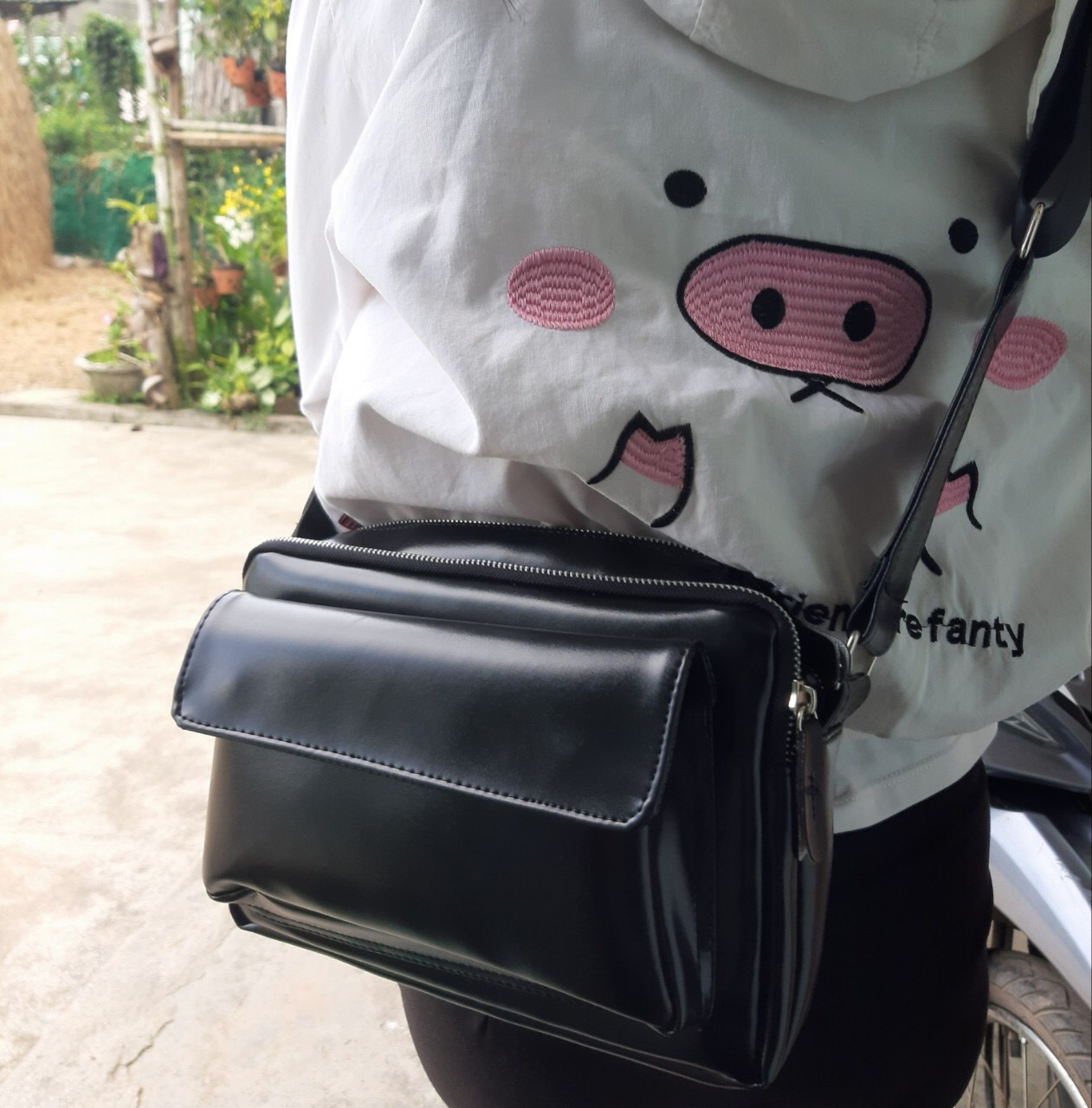 TÚI ĐEO CHÉO UNISEX MESSBAG DA PU (ĐEN) HNA