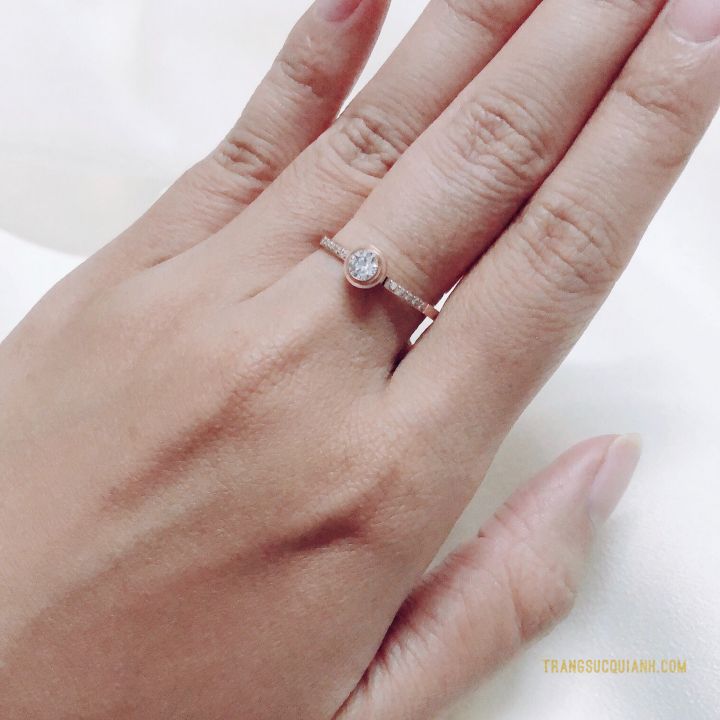 Nhẫn Titan Đính Đá Tròn Màu Vàng Hồng