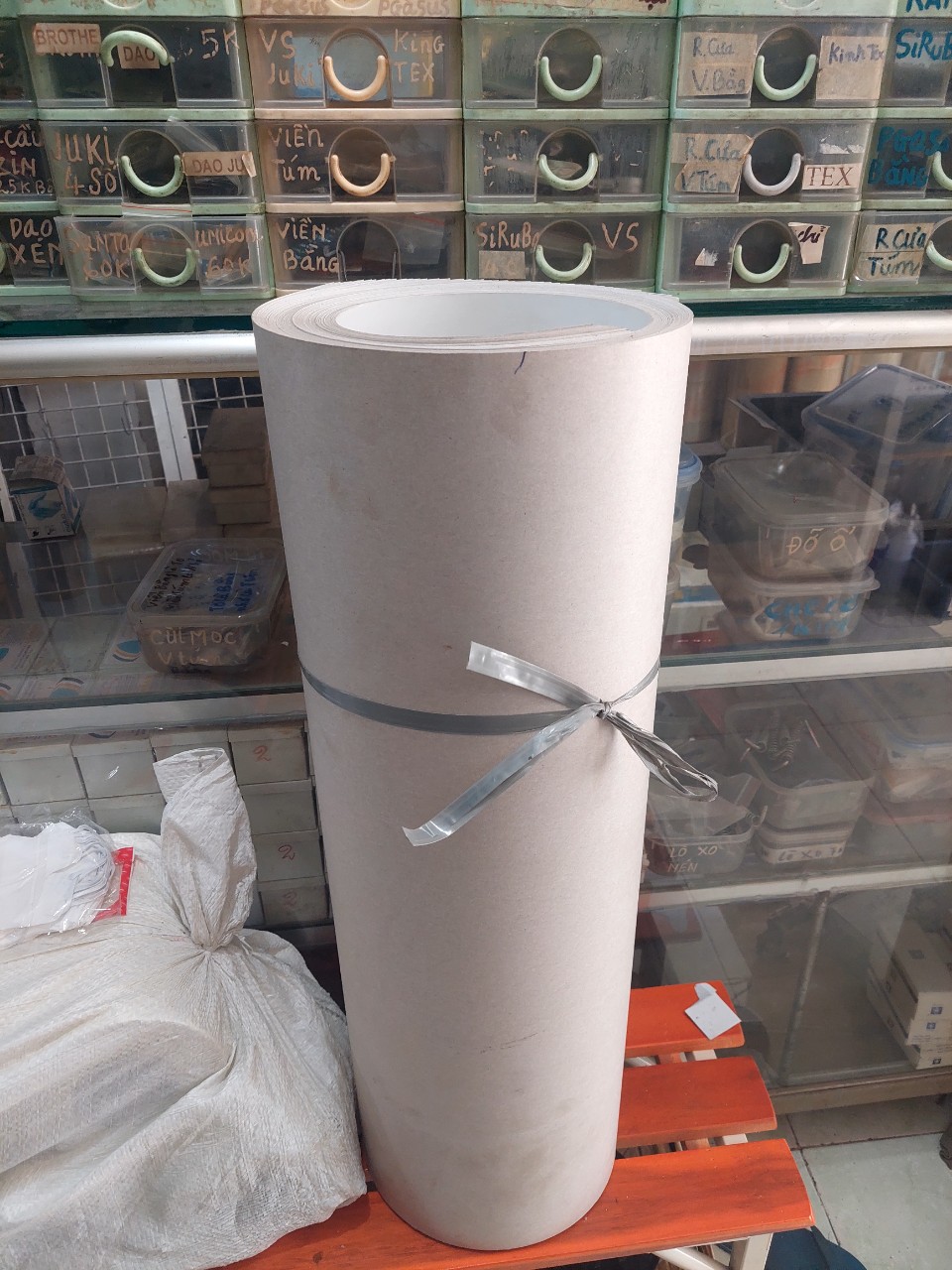 giấy rập cứng màu trắng