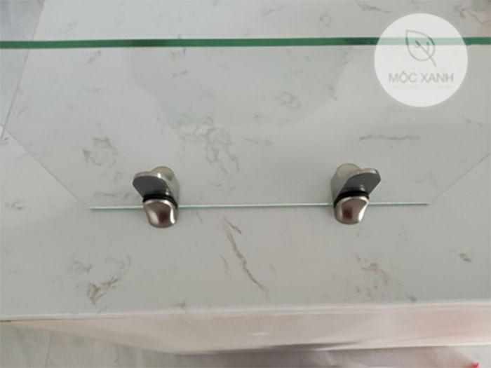 Kẹp kính mỏ vịt, kẹp kính tường bạc bóng