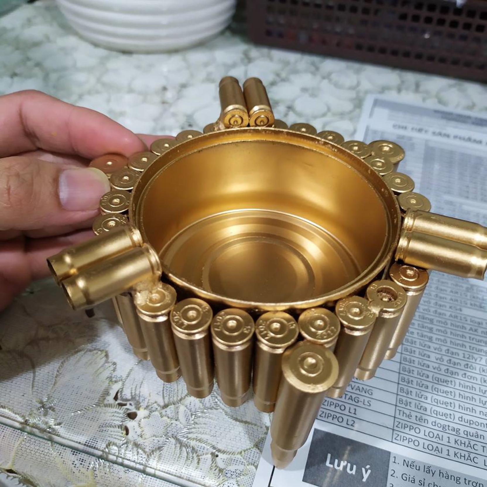 Gạt tàn bằng kim loại