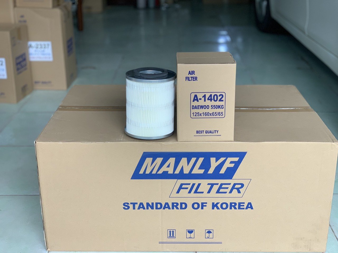 [HCM]Manlyf A-1402 Air filter for Daewoo truck 550kg, Suzuki Carry truck 500Kg (125x160x65/65)