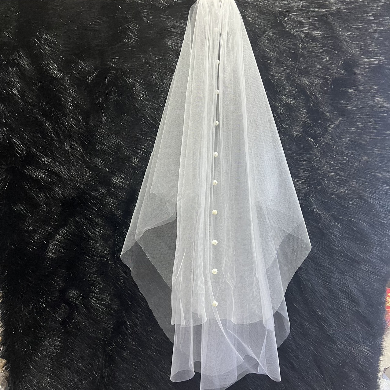 Voan cô dâu trắng dài 90 cm trơn đính hạt trai dọc có sẵn lược cài đính đá Giangpkc