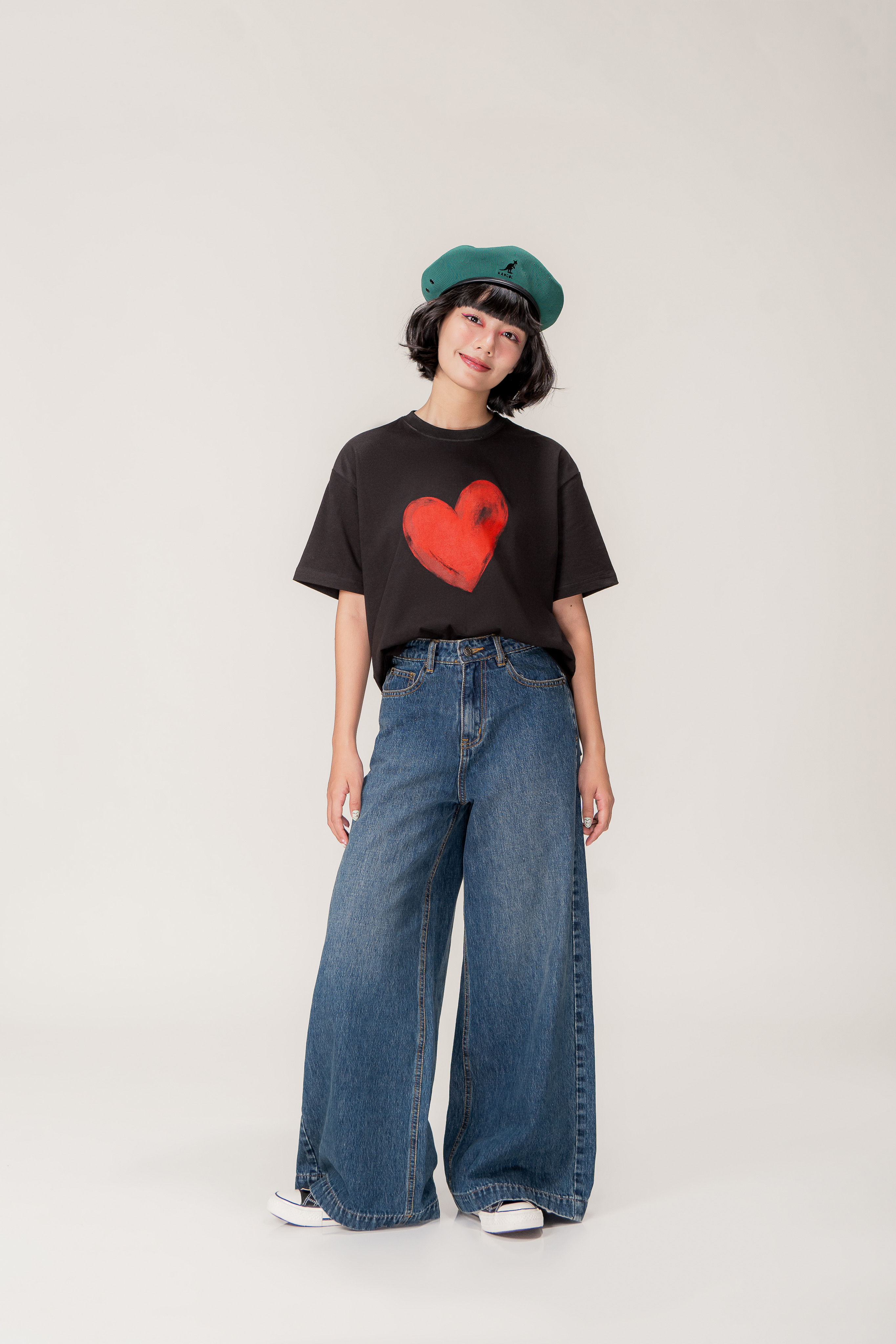 LIBÉ - Áo thun đen oversized tay ngắn in hình trái tim đỏ