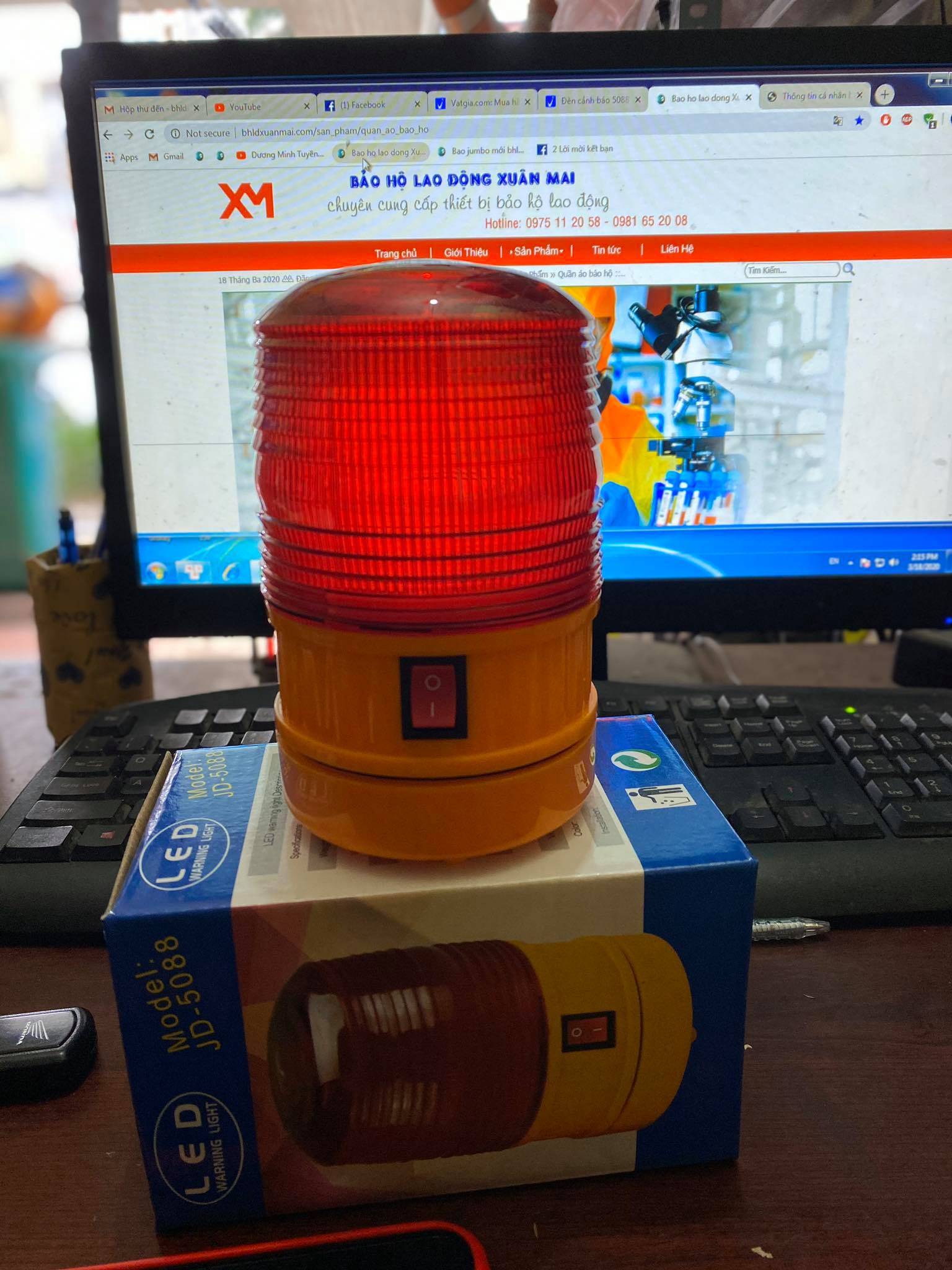 Đèn cảnh báo đế nam châm xài pin.