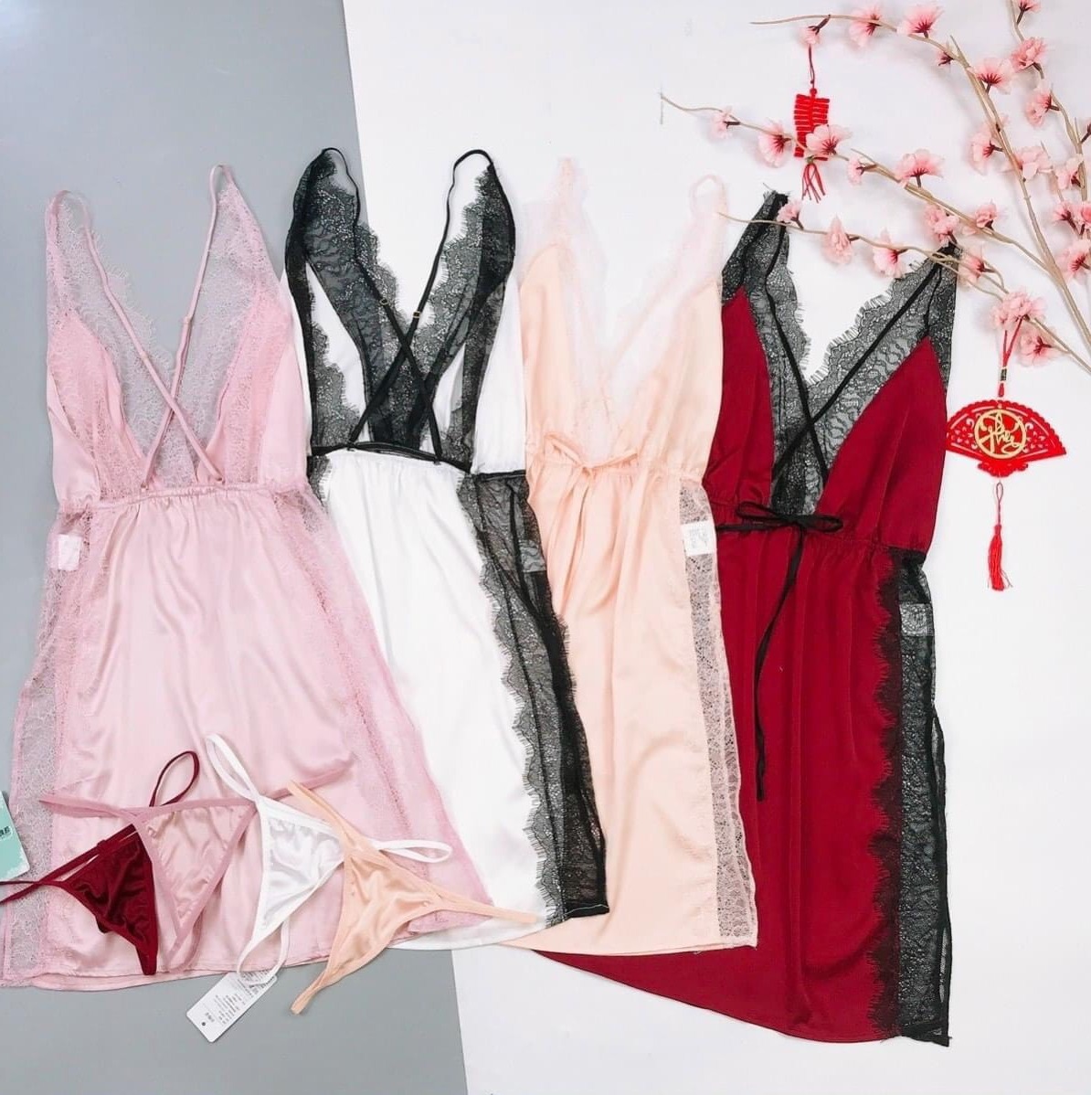 [HCM]Đầm ngủ phi lụa hai dây phối ren xẻ tà hở lưng gợi cảm (màu trắng viền ren đen) BT4