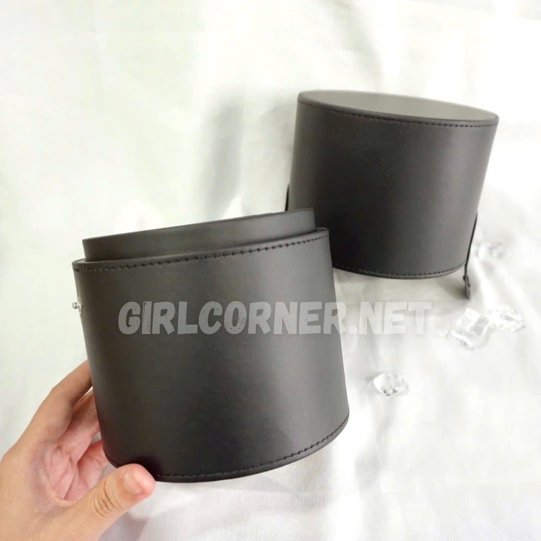 Ống đựng cọ trang điểm Feather B Holder Brushes