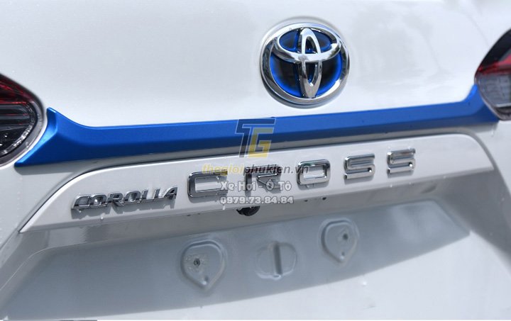 Ốp trang trí tay mở cốp sau Toyota Corolla Cross nhựa ABS