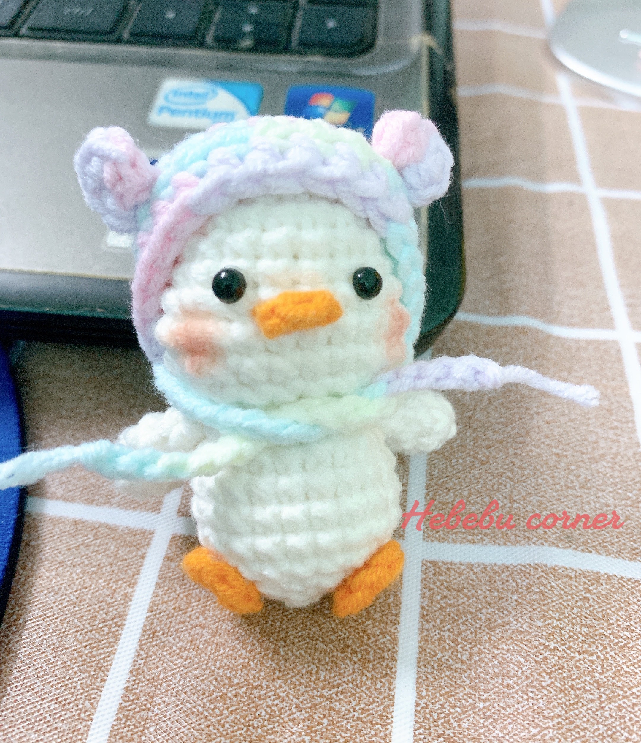 Móc khoá vịt nhỏ mini đội mũ bằng len dễ thương handmade Hebebu