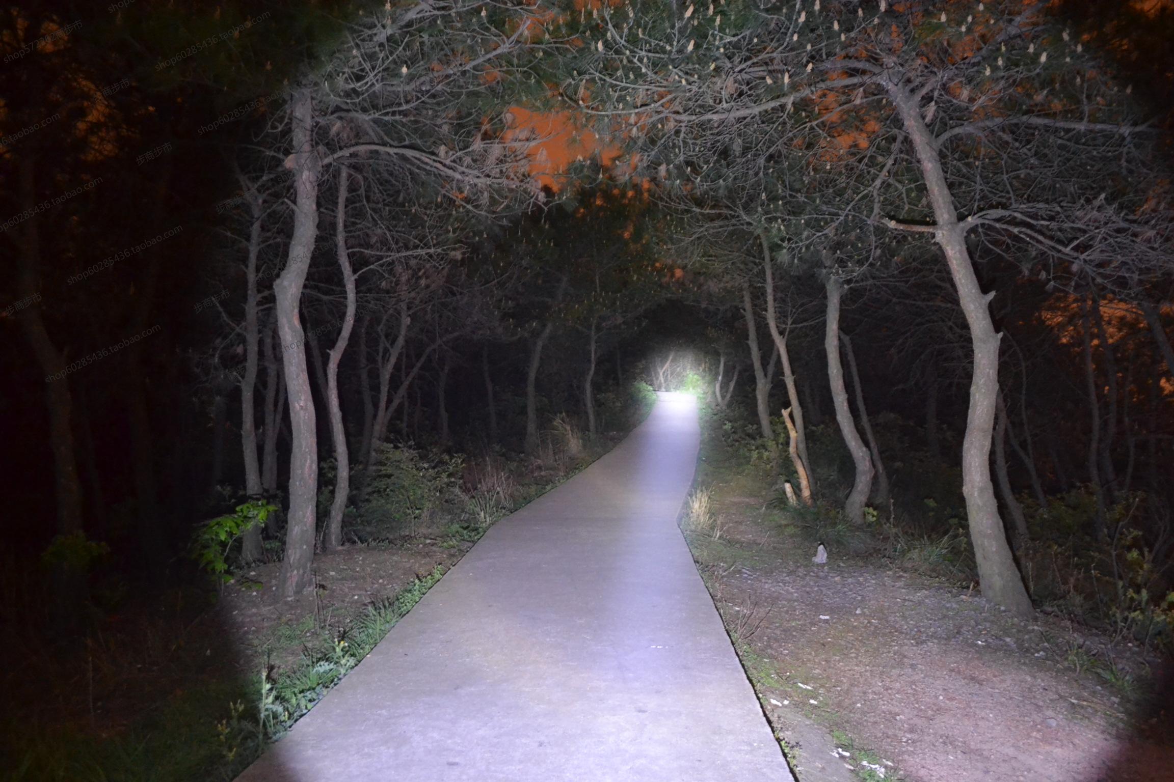 Đèn pin siêu sáng C8 Cree XHP50.2 ( TẶNG PIN VÀ SẠC )