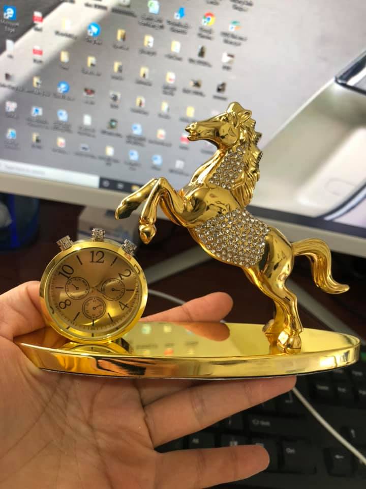 Tượng ngựa mạ vàng đính đá kèm đồng hồ sang trọng tặng tinh dầu thơm