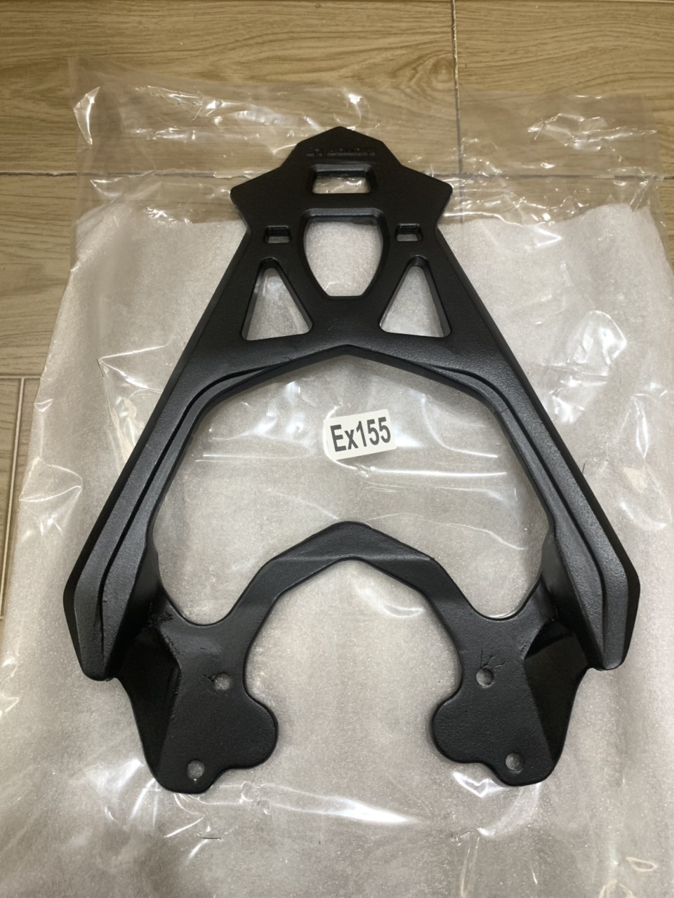 Cảng sau xe exciter 155 màu đen chất liệu nhôm màu đen nhám