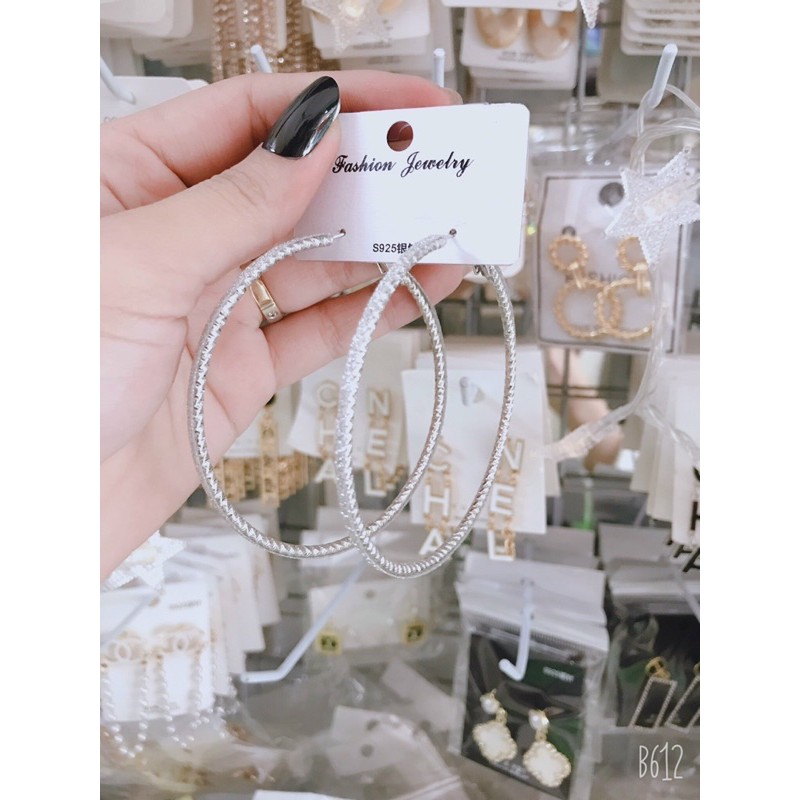 Bông tai mẫu mới. Được chọn mẫu