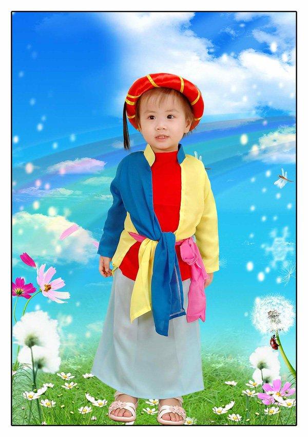Áo dài tứ thân và khăn mỏ quạ cho bé