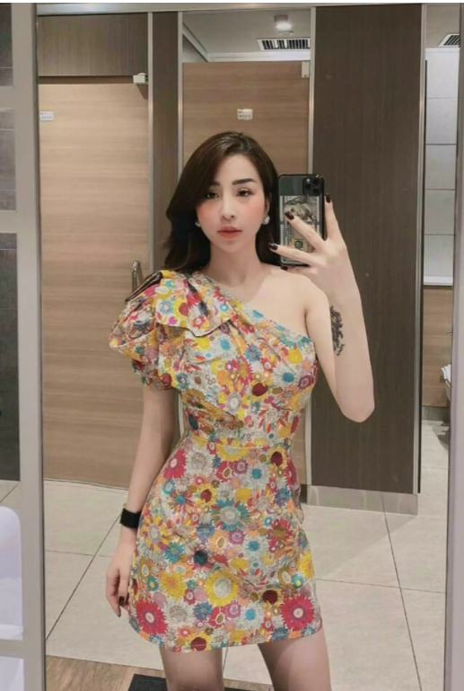 Đầm body lệch vai đính nơ in họa tiết