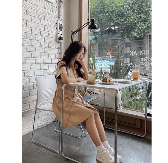 Đầm váy sơ mi kẻ ngắn tay dáng suông form rộng chất xốp nổi mát kèm lót 2 dây. Váy sơ mi kẻ form rộng dáng suông ngắn
