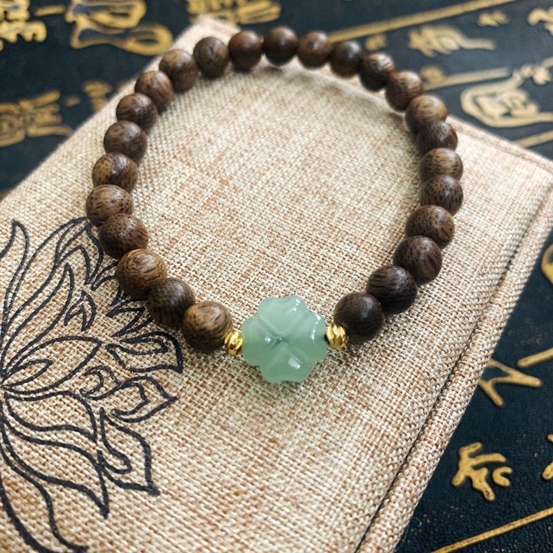 Trầm 6ly mix charm cỏ 4 lá ngoc bich kèm hộp đựng