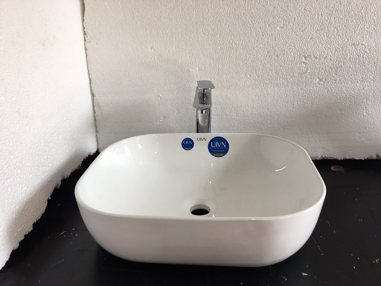 Chậu rửa mặt lavabo đặt bàn đá sứ trắng BRM-50
