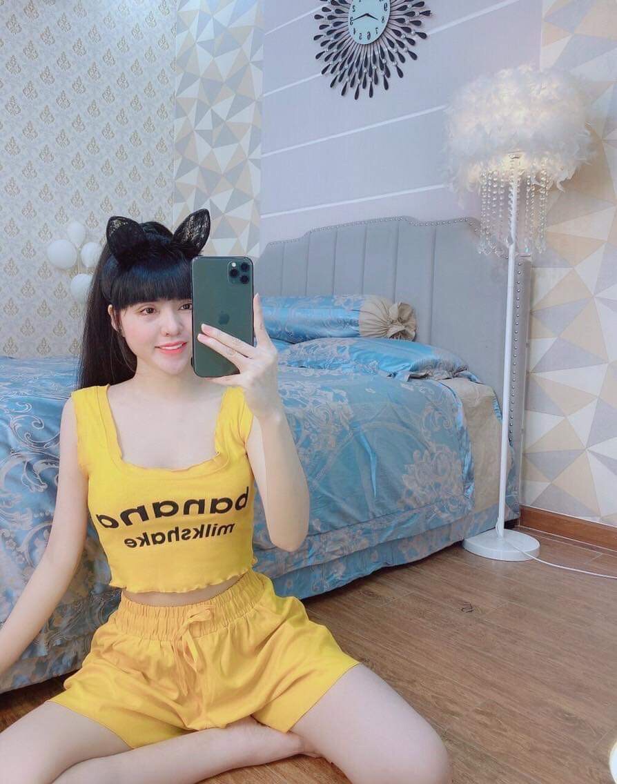 [HCM]Áo thun cổ vuông sát nách in chữ crop top 40k