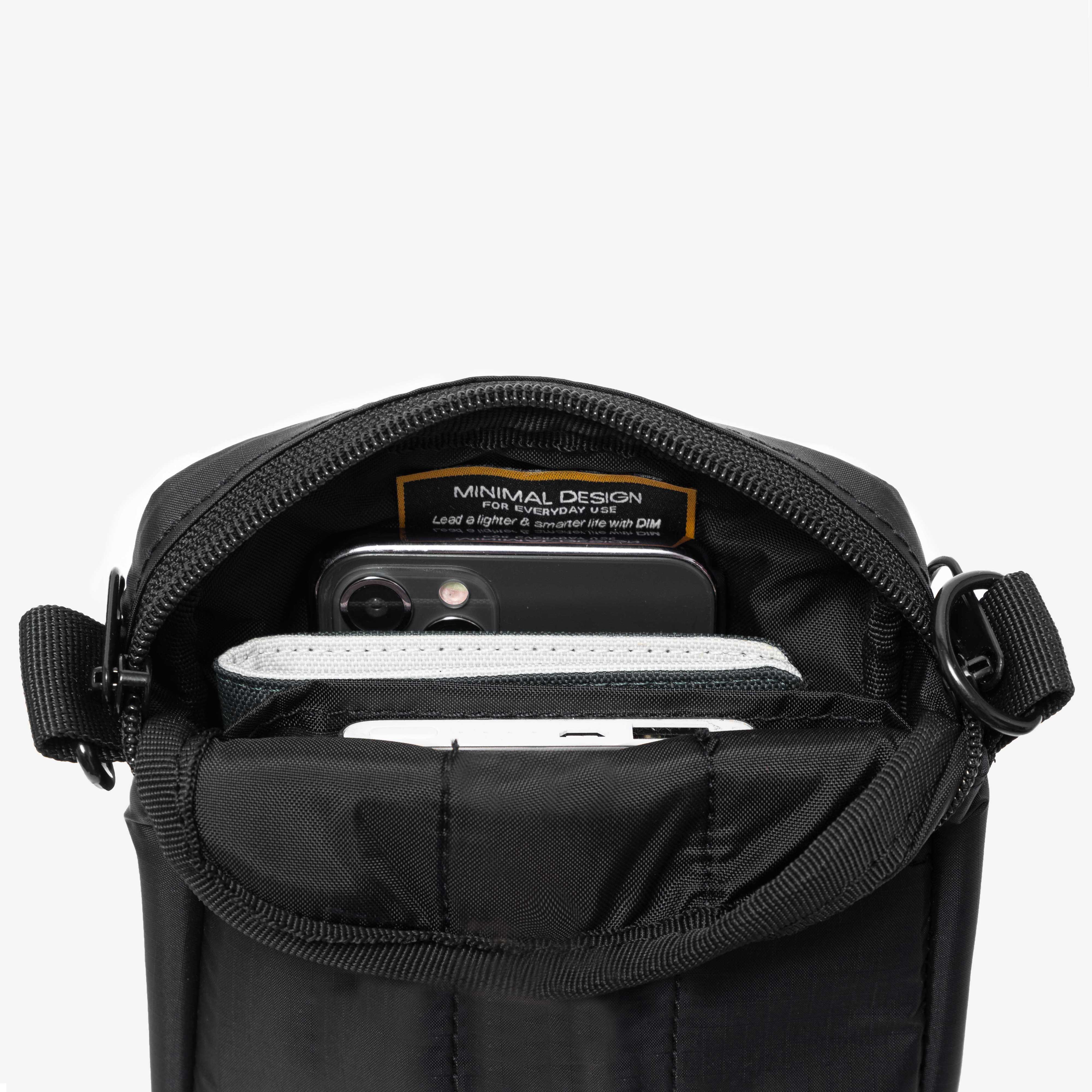 Túi đeo chéo DIM Light Mini Bag - Chất liệu chống thấm nước