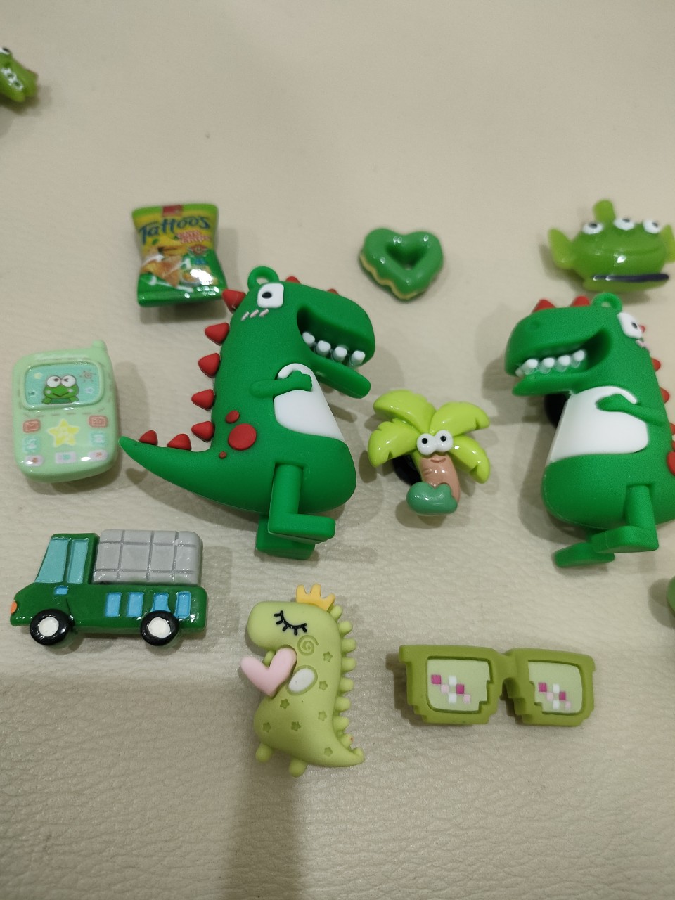 Set Charm khủng long 3d Gắn Dép cho bé( 2 charm to+ 10 charm bé)