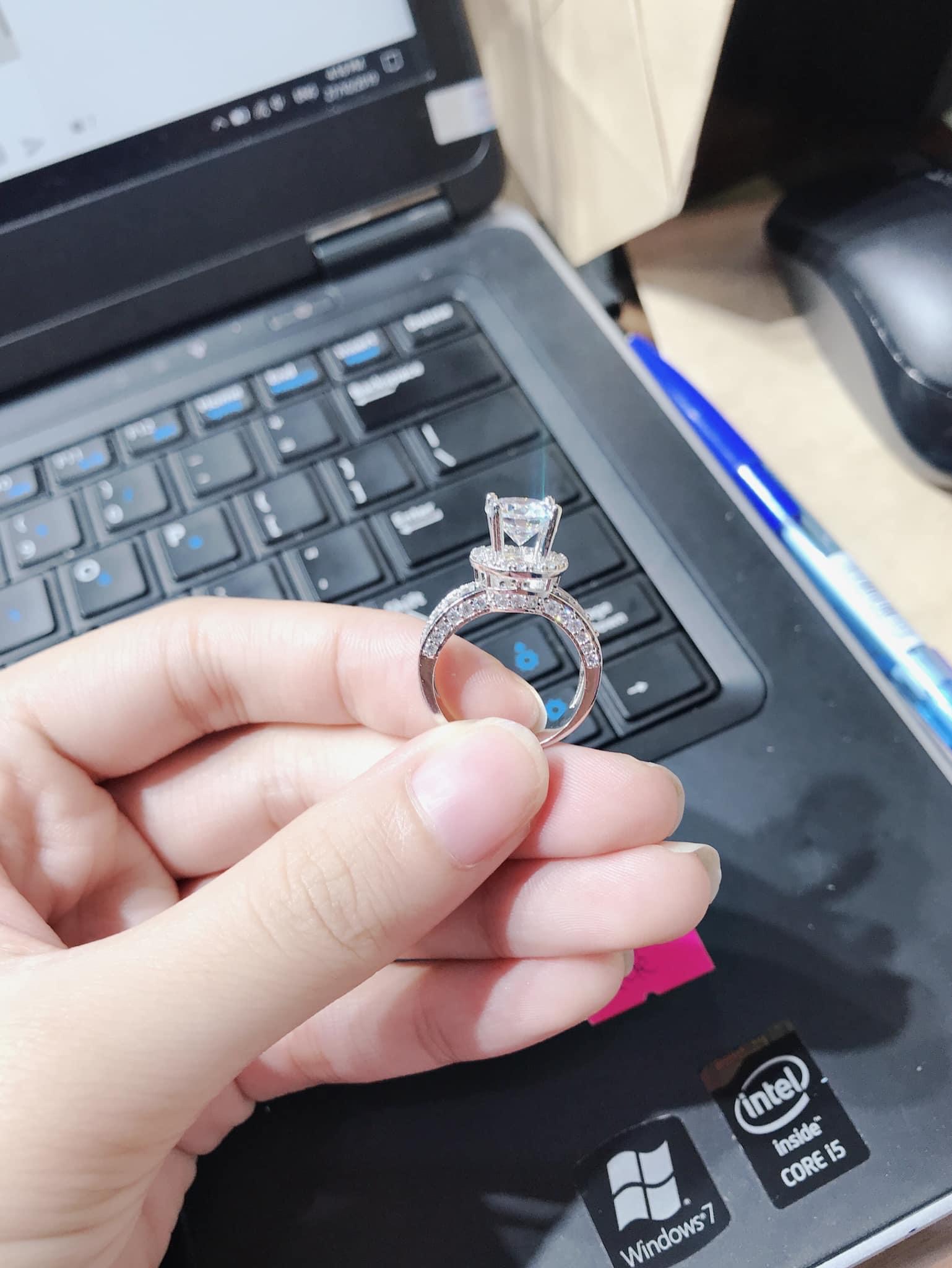 [ Nhẫn Nữ Đính Đá Cao Cấp, Chất Liệu Bên Trong Lõi Bạc Thái Vĩnh Viễn Không Đen ]- N2107120 - Dùng Đi Tiệc Tôn Lên Vẻ Đẹp Của Phụ Nữ , các mẫu nhẫn vàng đẹp, nhẫn vàng ý đẹp, nhẫn vàng ý nữ đẹp, nhẫn cặp vàng pnj