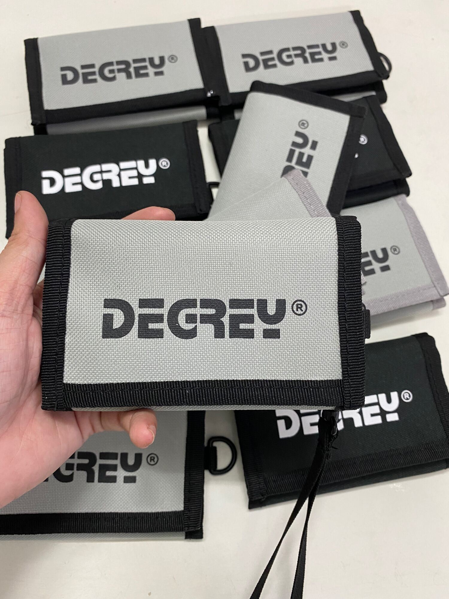 Ví ngắn có dây đeo cổ Dgrey