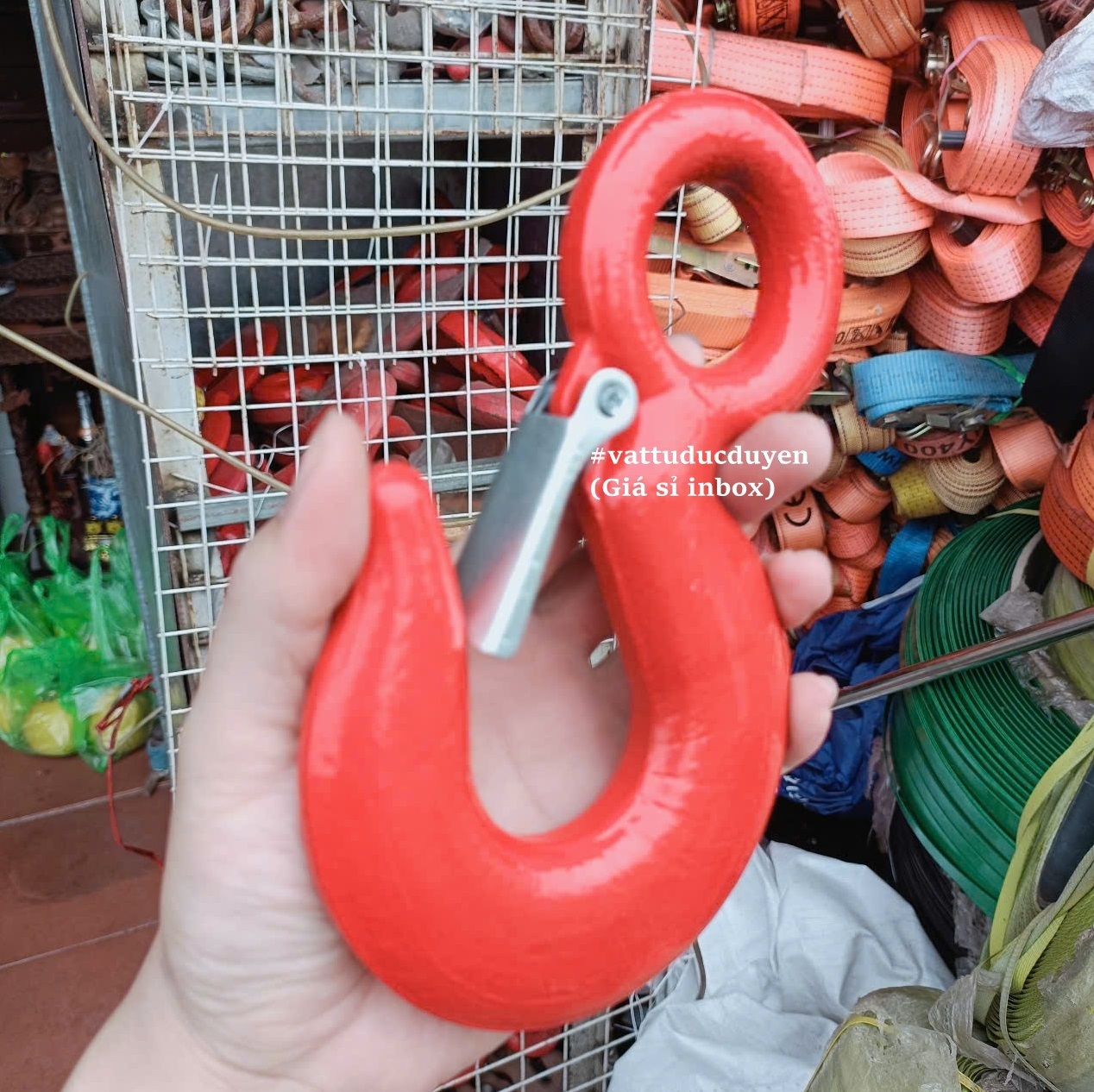 Móc tròn khoá chốt, buộc hàng 3 Tấn – Giữ hàng hóa an toàn, chắc chắn, màu đỏ nổi bật