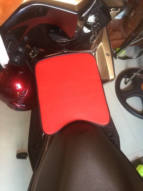 [HCM]Nệm ngồi xe máy cho bé ( Dành cho AB và PCX) màu đỏ