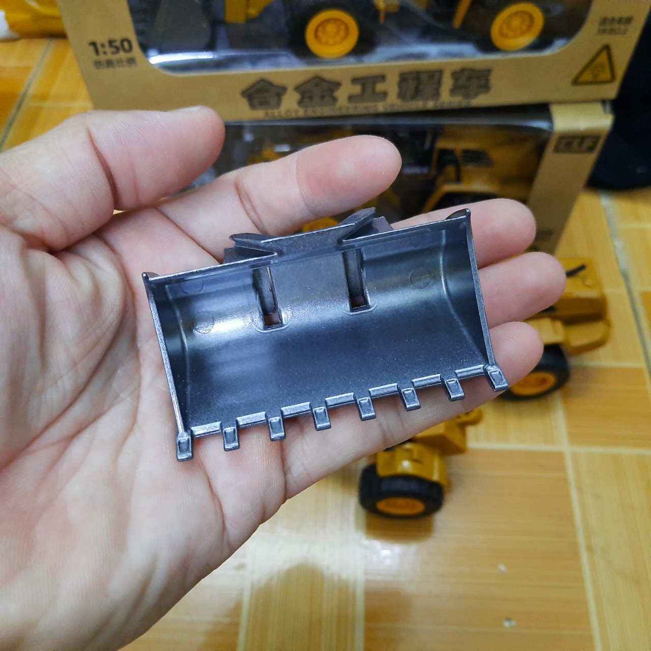 Mô hình xe xúc ủi đất mini bằng hợp kim nhựa đồ chơi trẻ em tỉ lệ 1:50