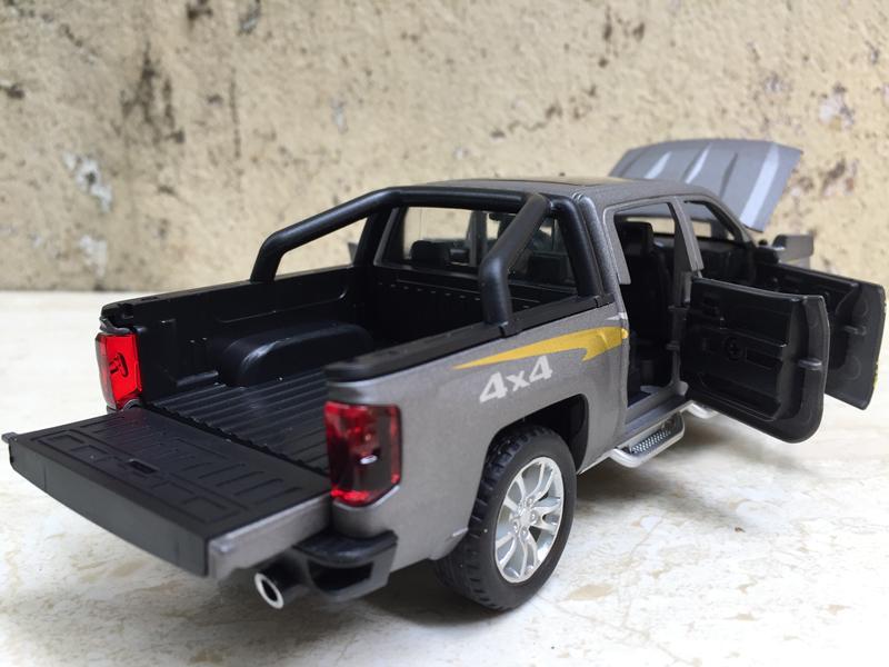 [HCM]Mô hình xe  Chevrolet SILVERADO 1500 2020 1:32