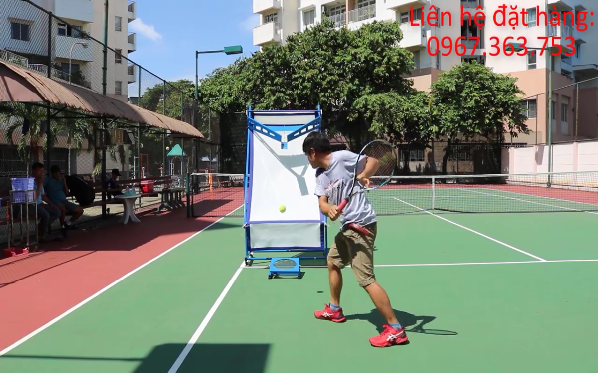 tường tập tennis