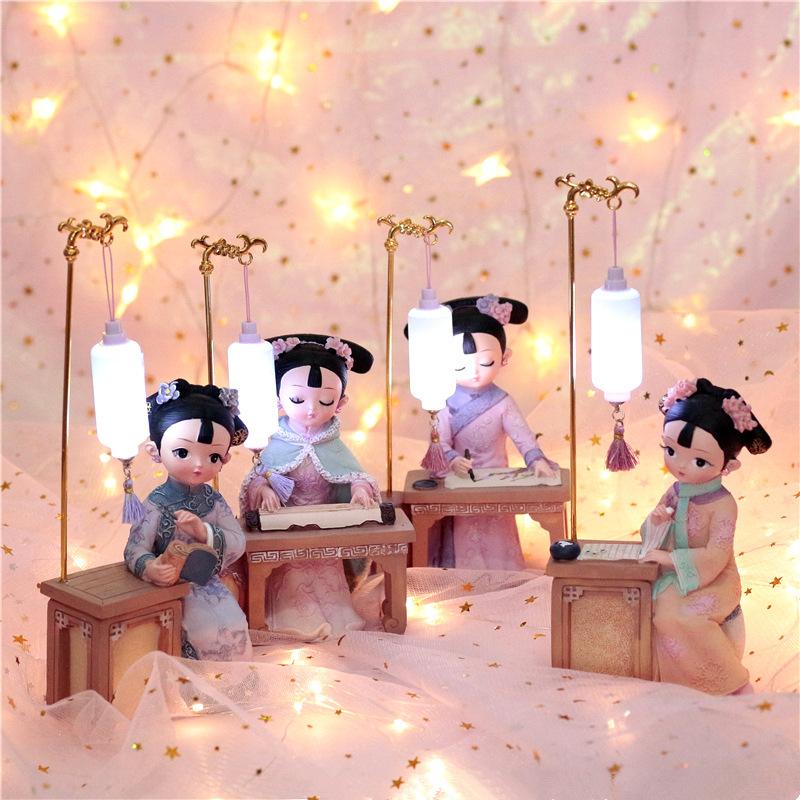 Tượng trang trí hình cô gái ngồi dưới đèn