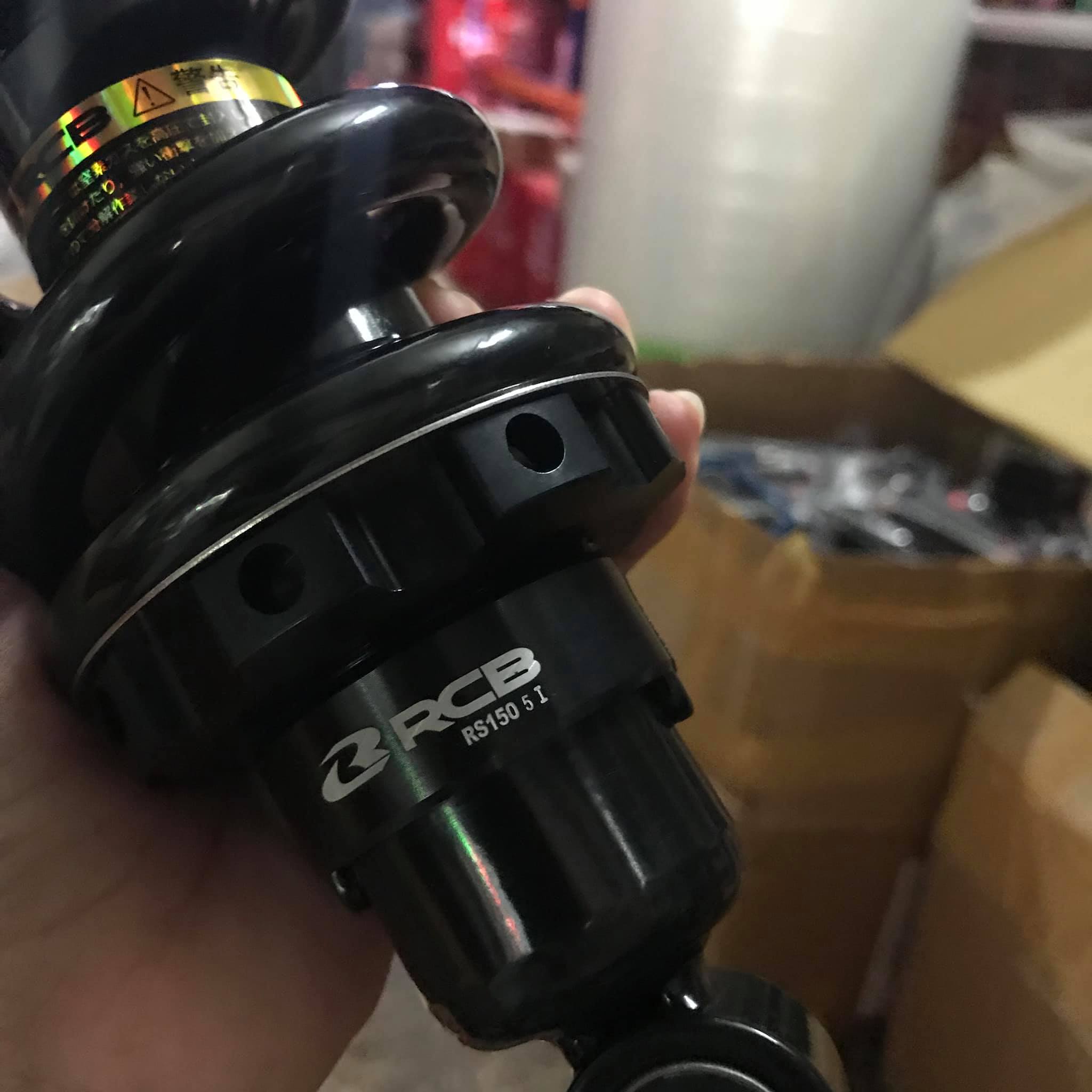 Phuộc sau RCB M2 gắn Exciter 135 Đen ty vàng