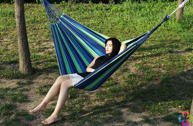 Võng du lịch gấp gọn kèm túi đựng tiện dụng khi đi chơi xa, picnic cắm trại, chất liệu vải bố bền chắc chịu lực 120kg, họa tiết kẻ sọc có tính thẩm mỹ cao HÀNG HÈ HÓT