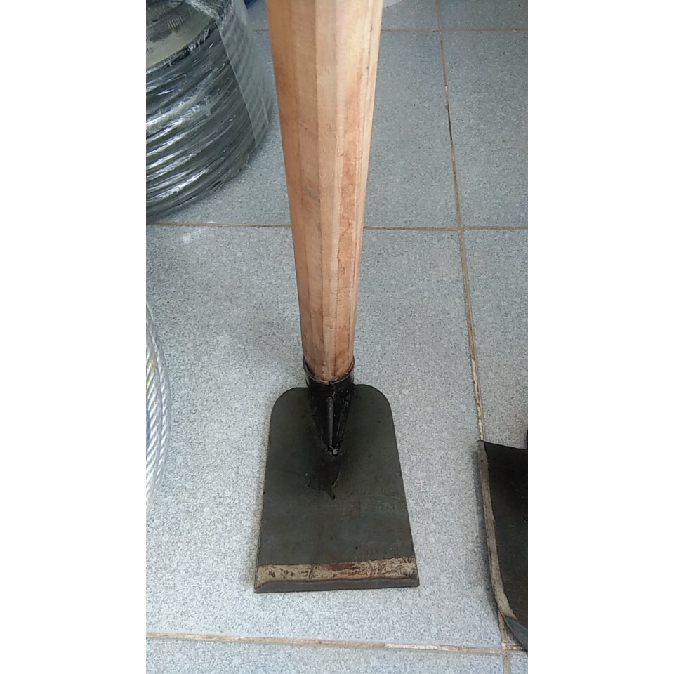 cuốc làm vườn có cán, lưỡi dày, cán bằng lăng siêu chắc