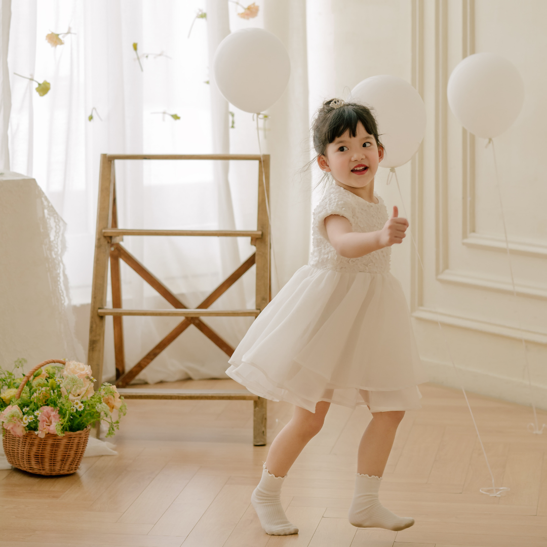 Váy xinh cho bé gái Sora.bébé Vivi White Dress chất liệu ren xoắn phối organza bồng xòe