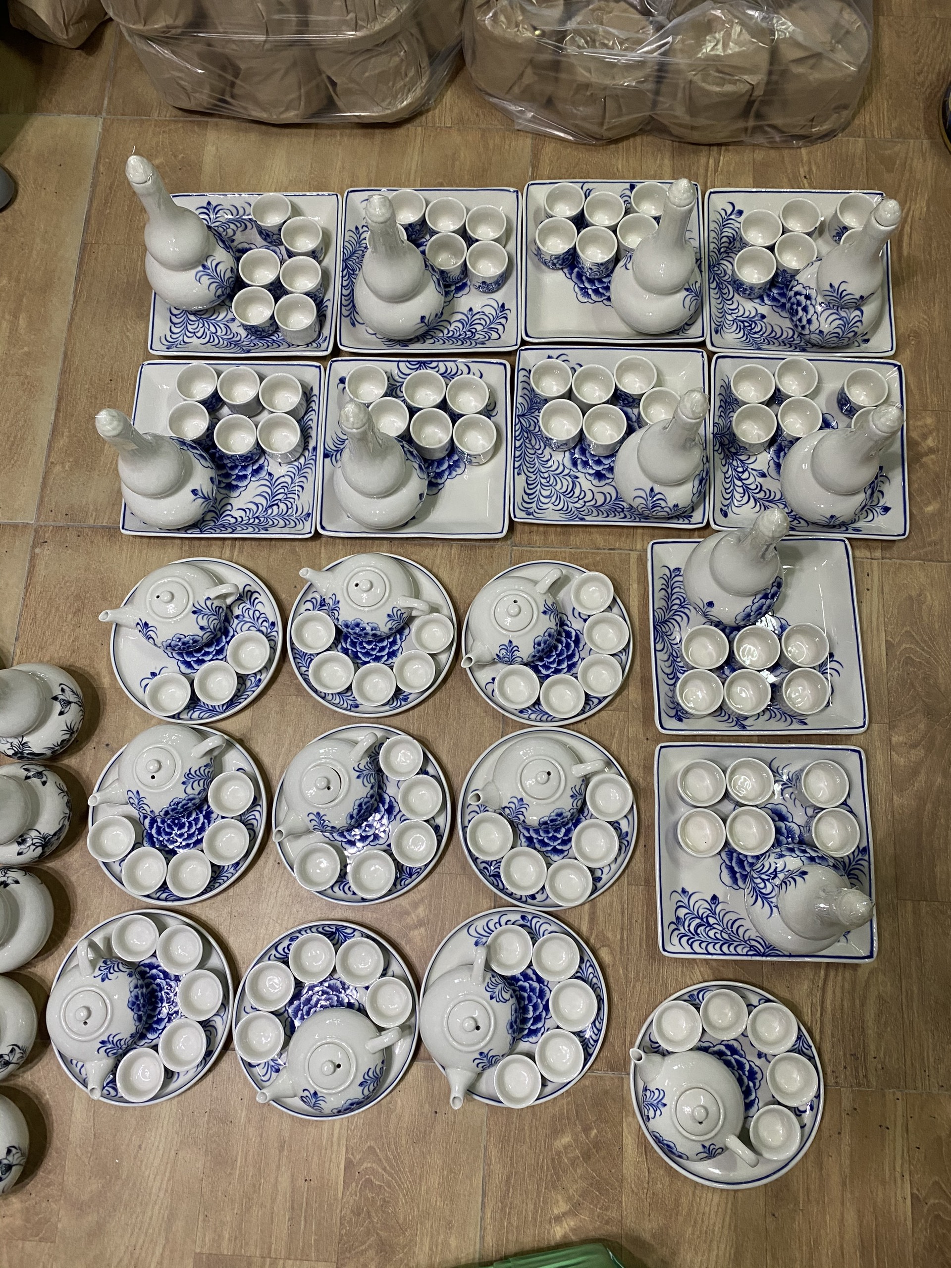 Bộ ấm chén, nậm chén bày ban thờ